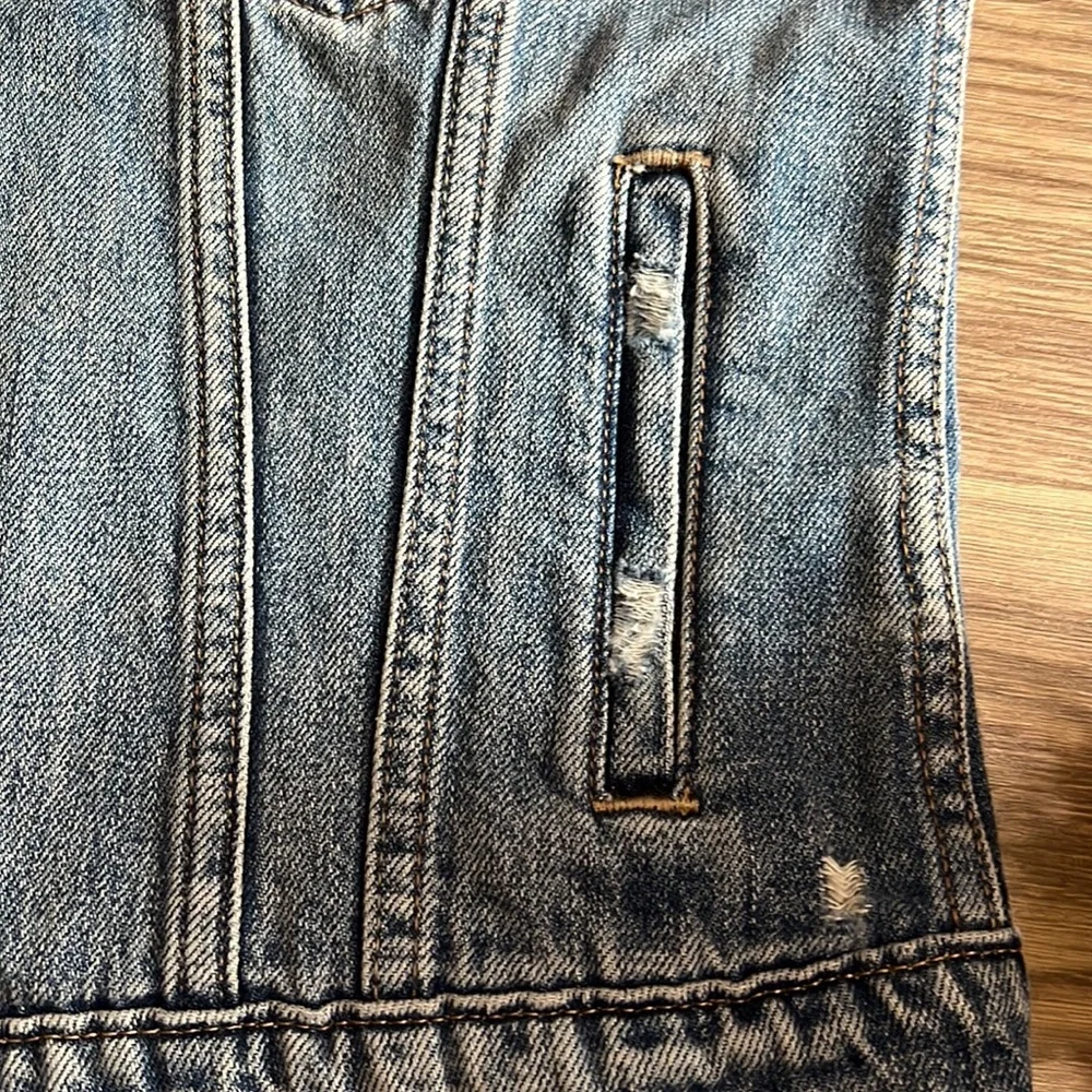 LUCKY Brand Women’s TOMBOY Trucker Lightly Distressed Jean Jacket - Picture 8 of 14